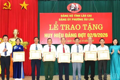 Phường Âu Lâu trao Huy hiệu Đảng cho 79 đảng viên
