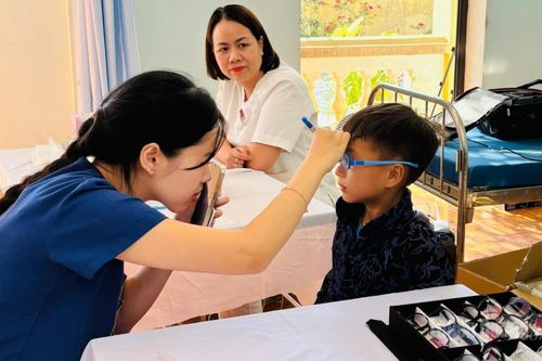 Gần 1.000 người dân xã Lũng Cú được khám và cấp thuốc miễn phí