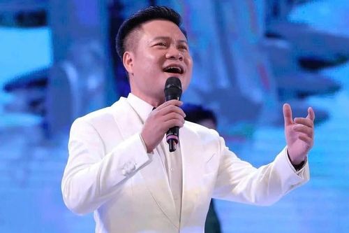 Từ tà áo dài đến bếp lửa quê nhà trong tiếng hát NSƯT Hoàng Tùng