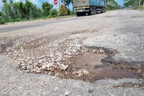Tuyến đường nghìn tỷ dẫn về trung tâm Quy Nhơn hư hỏng, mất ATGT sau mưa lớn