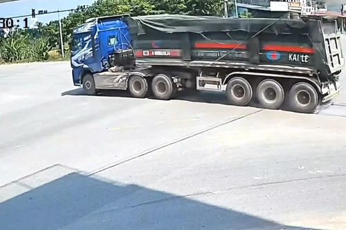 Xe đầu kéo lao vun vút qua ngã tư ở Bắc Ninh rồi vượt ẩu, tài xế bị xử phạt