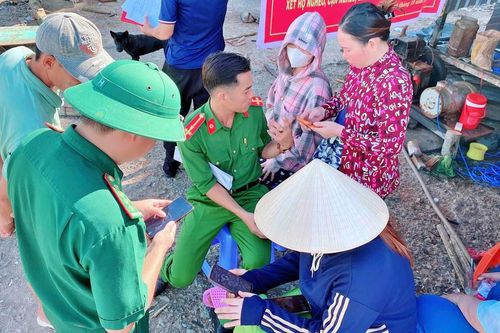 Cà Mau: Đồn Biên phòng Hòn Chuối hỗ trợ cư dân kích hoạt tài khoản VNeID và kỹ năng số