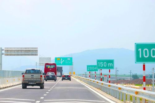 Cao tốc phải bổ sung biển báo khoảng cách an toàn giữa các xe trước 31/10