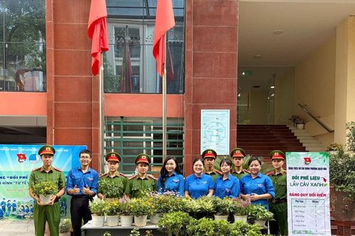 Lan tỏa lối sống xanh từ mô hình 'Đổi phế liệu lấy cây xanh'