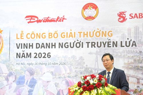 Giải thưởng 'Vinh danh người truyền lửa' mở rộng tìm kiếm tấm gương cống hiến