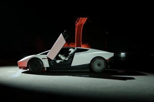 Tesla ra mắt siêu xe điện gắn động cơ tên lửa, có thể bay khỏi mặt đất