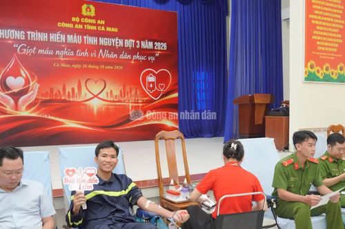 Cán bộ chiến sĩ Công an tỉnh Cà Mau hiến máu tình nguyện