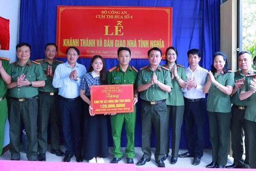 Trao tặng nhà tình nghĩa cho cán bộ Công an xã ở Lào Cai