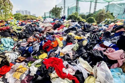 Cận cảnh 'núi' quần áo từ thiện bị vứt bỏ ở Hà Nội