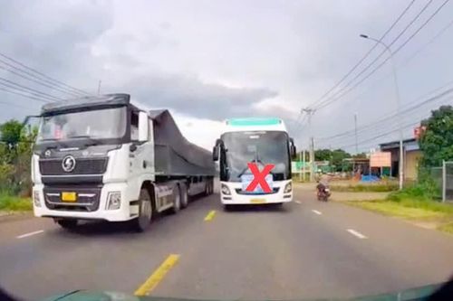 Xử phạt tài xế ô tô khách vượt xe như bão trên Quốc lộ 20