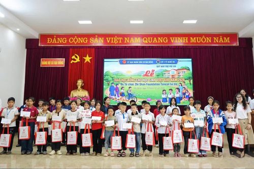 Nghệ An: Trao hơn 500 suất học bổng cho học sinh nghèo