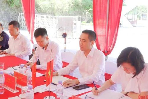 Hội đàm giữa Ban Quản lý Khu kinh tế tỉnh Cao Bằng và Chính phủ nhân dân huyện Đại Tân, thành phố Sùng Tả (Trung Quốc)