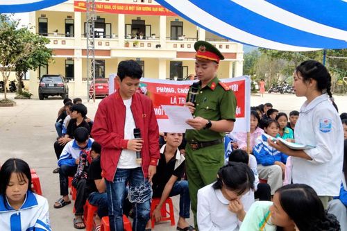Ngoại khóa tuyên truyền phòng chống ma túy, bạo lực học đường và an toàn giao thông