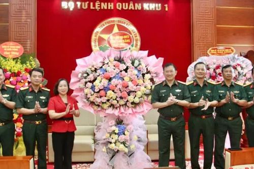 Đoàn công tác tỉnh chúc mừng 81 năm Ngày truyền thống lực lượng vũ trang Quân khu 1