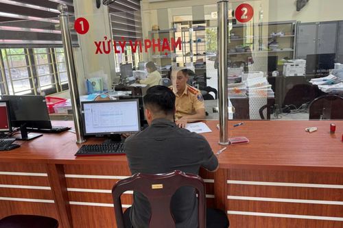 Xử lý trường hợp để khách du lịch đu bám cửa xe khi đang di chuyển