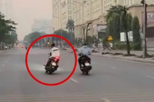Hai cô gái đi xe Honda SH lạng lách trên đường Mễ Trì bị phạt hơn 23 triệu đồng