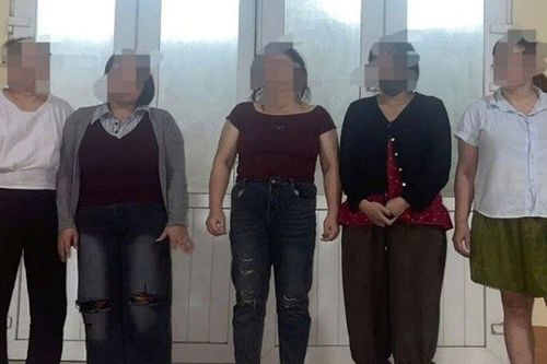 Đột kích nhà nghỉ và quán cà phê, phát hiện 3 cặp nam nữ đang 'làm chuyện mờ ám', hé lộ cách chia tiền của 2 'tú bà'