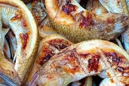 Loài cá hình dáng kỳ lạ, miệng ngậm đuôi, 'xưa nhà khá giả mới mua' nay thành đặc sản được ưa chuộng, cách chế biến vô cùng độc đáo