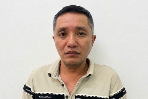 Bắt giữ kẻ chặn đầu ô tô, đập kính chắn gió trên phố Hà Nội