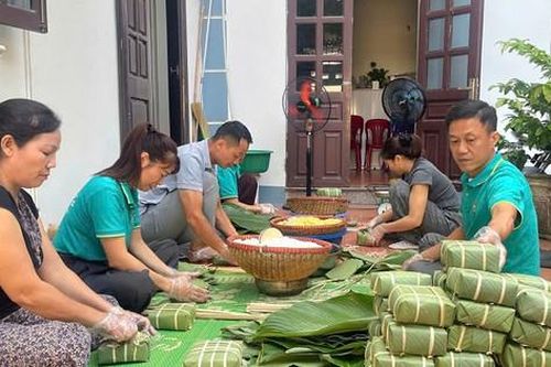Giữ lửa nghề gói bánh chưng giữa nhịp sống hiện đại