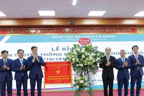 Bệnh viện Đa khoa Hà Đông đón nhận Cờ thi đua của Chính phủ