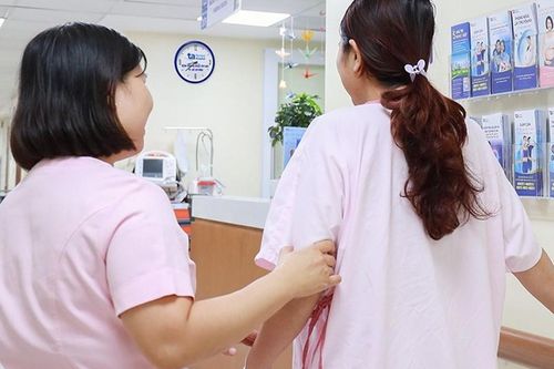 Tưởng đau bụng do rong kinh, người phụ nữ bất ngờ phát hiện 500 ml máu trong ổ bụng