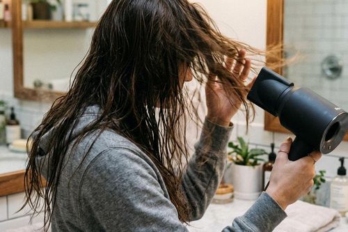5 thói quen phổ biến khiến tóc gãy rụng nhiều hơn vào mùa thu
