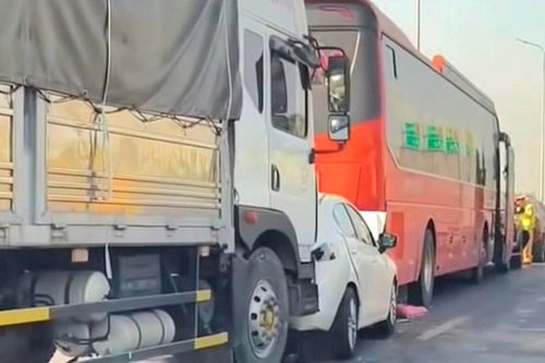 Va chạm liên hoàn giữa 7 ô tô trên Quốc lộ 1