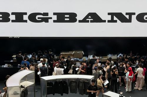Pop-up BIGBANG tại Mễ Trì ngày đầu: Hàng chờ dài cả trăm mét, quầy đẹp và có dễ mua?