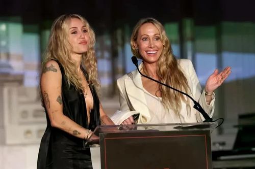 Miley Cyrus quyên góp hơn 25 tỷ đồng hỗ trợ nhà ở cho những phụ nữ vô gia cư