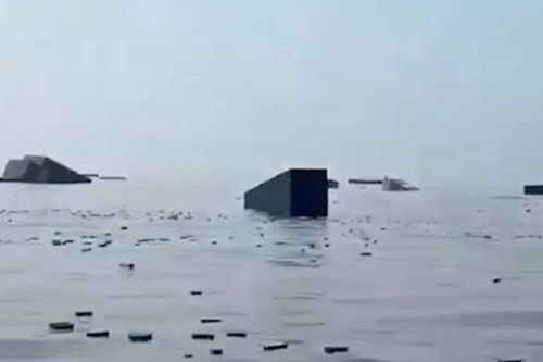 Ngư dân đổ ra eo biển Hormuz 'săn' iPhone