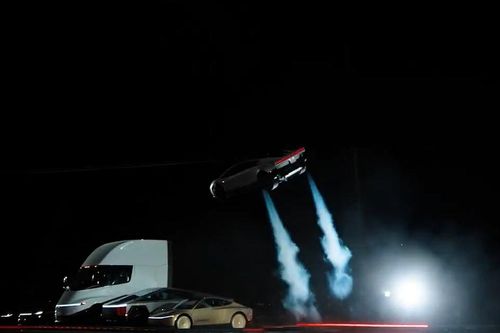 Ô tô bay bằng công nghệ tên lửa của Tesla: Đỉnh cao công nghệ hay màn trình diễn vô thưởng vô phạt?