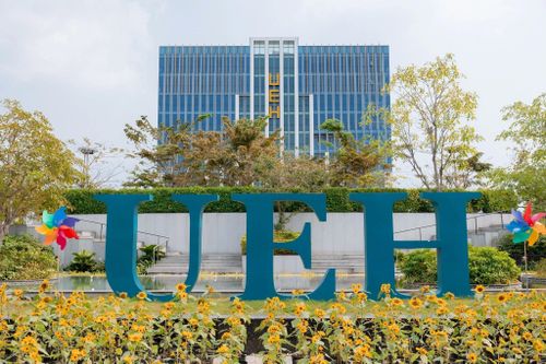 Doanh thu vượt 2.000 tỷ, đại học ở TP.HCM chi lương ra sao