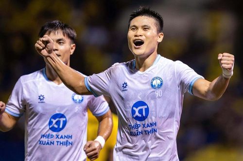 Tuấn Hải ghi bàn đầu tiên cho Nam Định