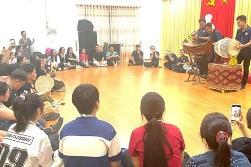 Tiếng trống theo người trẻ vào đời