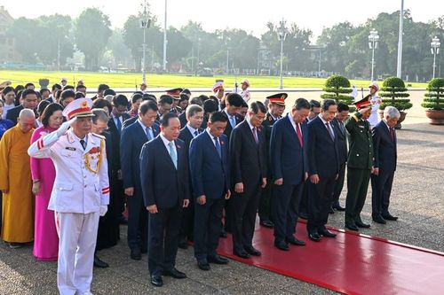 Đoàn đại biểu Quốc hội vào Lăng viếng Chủ tịch Hồ Chí Minh