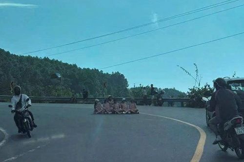 Xác minh hình ảnh nhóm phụ nữ ngồi giữa đường đèo Hải Vân chụp ảnh