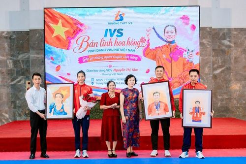 Võ sĩ Nguyễn Thị Tâm nhận món quà đặc biệt từ các học sinh Trường IVS