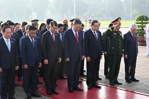 Lãnh đạo Đảng, Nhà nước, các đại biểu Quốc hội vào Lăng viếng Chủ tịch Hồ Chí Minh