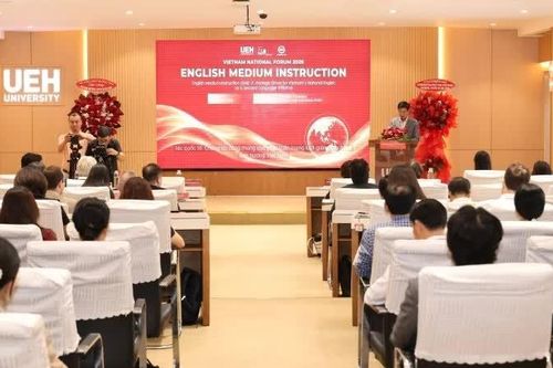 Tìm lộ trình phát triển giảng dạy bằng tiếng Anh