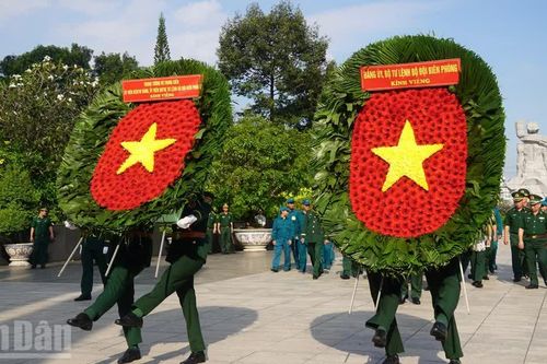 [Ảnh] Tư lệnh Bộ đội Biên phòng dâng hương tưởng niệm các Anh hùng liệt sĩ tại Thành phố Hồ Chí Minh