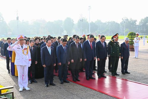 Lãnh đạo Đảng, Nhà nước, đại biểu Quốc hội vào Lăng viếng Chủ tịch Hồ Chí Minh
