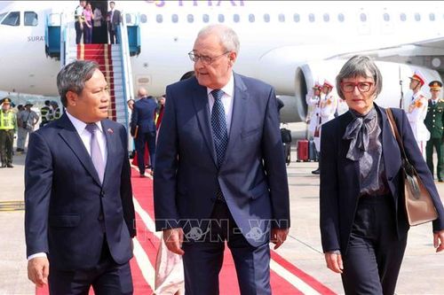 Tổng thống Liên bang Thụy Sĩ và phu nhân đến Hà Nội, bắt đầu thăm chính thức Việt Nam