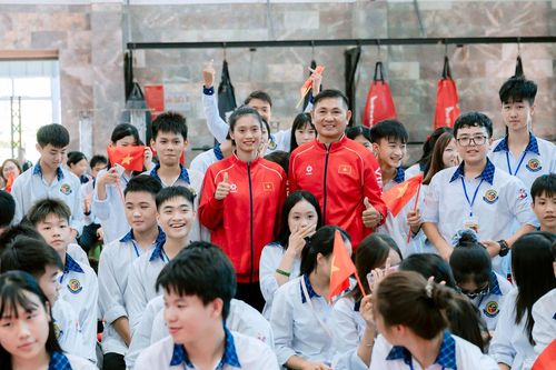 Á quân ASIAD 20 Nguyễn Thị Tâm 'truyền lửa' cho học sinh IVS