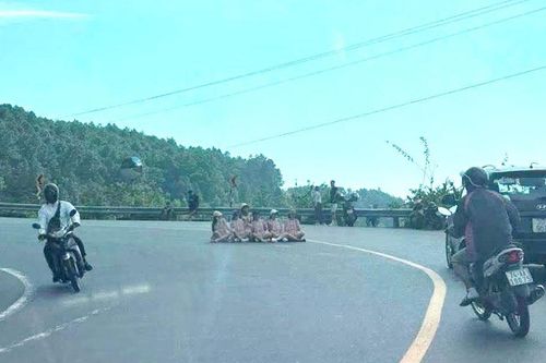 Công an TP Đà Nẵng xác minh vụ 6 phụ nữ mặc 'đồng phục', ngồi bệt giữa khúc cua trên đèo Hải Vân