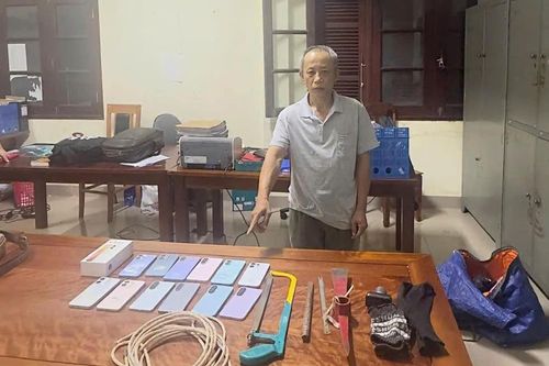 Bắt 'siêu trộm' khoắng 33 chiếc điện thoại