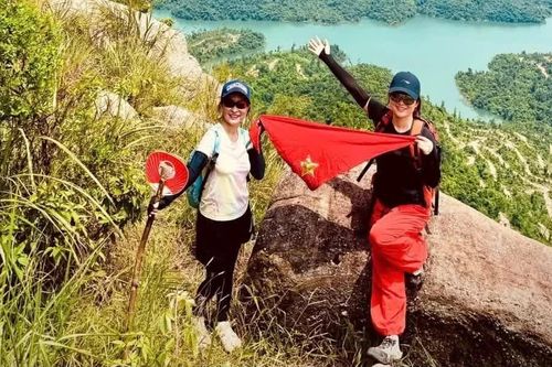 Nhóm khách leo vách đá chênh vênh ở Quảng Ninh, chính quyền lên tiếng
