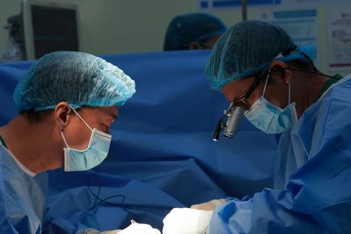 Cứu bàn chân gần đứt lìa cho bé trai 4 tuổi bị tấm đá đè
