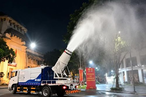 [GALLERY] Hà Nội thử nghiệm xe phun sương dập bụi trên nhiều tuyến phố