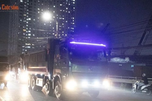 [GALLERY] Ô tô lắp đèn LED siêu sáng gây chói mắt người đi đường ở Hà Nội